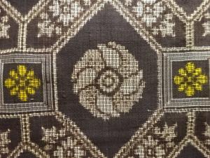 アンティーク　花蜀江文織出し本場泥大島紬着物（割り込み絣）